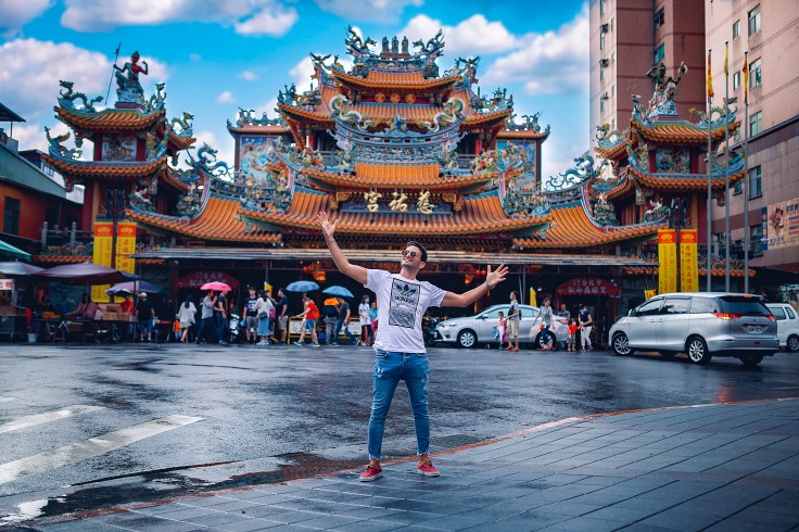 Aviv outside Raohe Ciyou Temple